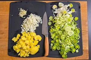Kartoffeln, Lauch, Zwiebeln und Knoblauch schneiden