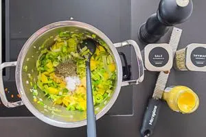 Kartoffeln dazugeben, mit Salz, Pfeffer, Muskatnuss, Thymian und Dijon Senf w&uuml;rzen