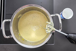 Suppe pürieren und Crème fraîche dazugeben