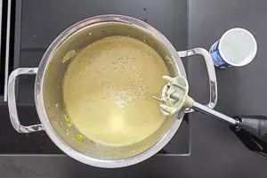 Suppe p&uuml;rieren und Cr&egrave;me fra&icirc;che dazugeben