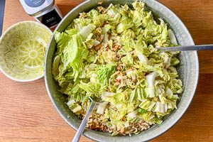 Dressing &uuml;ber den Salat geben