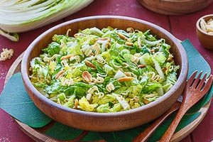 Fertig ist dein knackiger Yum-Yum-Salat