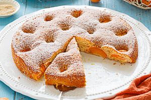 Aprikosenkuchen mit Puderzucker best&auml;uben und servieren