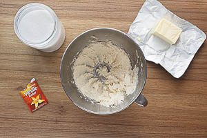 Butter, Zucker und Bourbon-Vanillezucker cremig r&uuml;hren