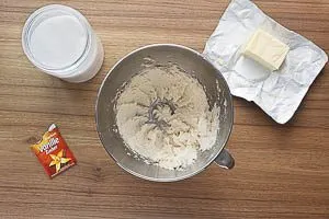 Butter, Zucker und Bourbon-Vanillezucker cremig r&uuml;hren