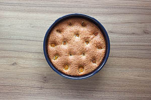 Kuchen goldbraun gebacken aus dem Ofen holen und abk&uuml;hlen lassen