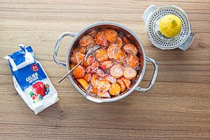 Aprikosen mit Gelierzucker und Zitronensaft in einen Topf geben