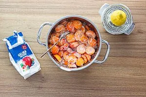 Aprikosen mit Gelierzucker und Zitronensaft in einen Topf geben