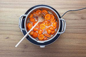 Die Aprikosen kochen lassen.