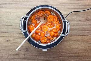 Die Aprikosen kochen lassen.