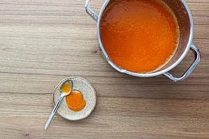 Mach eine Gelierprobe, ob die Marmelade fertig ist