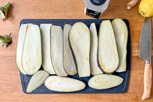 Aubergine in Scheiben schneiden und salzen.
