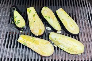 Aubergine grillen.