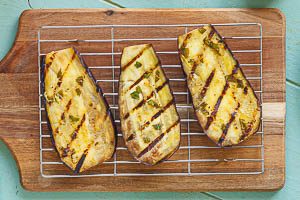 Fertig ist die gegrillte Aubergine!