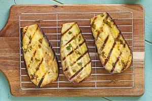 Fertig ist die gegrillte Aubergine!