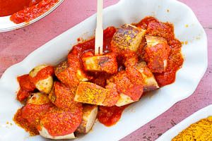 Currywurst servieren