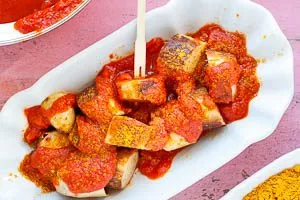 Currywurst servieren