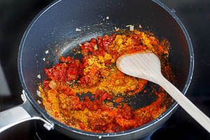 Tomatenmark, braunen Zucker, Paprikapulver, Currypulver, Salz und schwarzen Pfeffer and&uuml;nsten