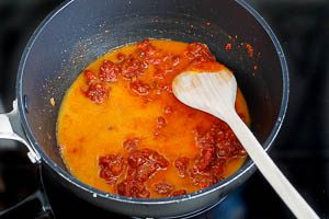 Tomaten-Gew&uuml;rz-Mischung mit Orangensaft abl&ouml;schen
