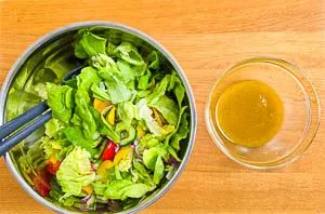 Dressing und Salat separat aufbewahren