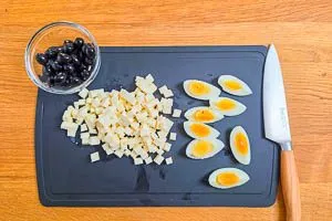 Gemischten Salat mit weiteren Zutaten nach Belieben verfeinern