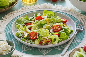 Gemischten Salat mit Dressing vermengt servieren