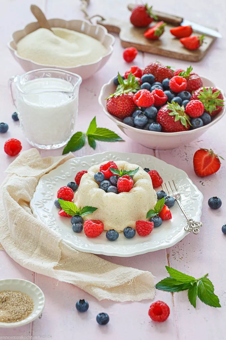 Grie&szlig;pudding mit Vanillenote und frischen Beeren