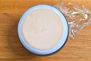 Grießpudding zum Stürzen abdecken