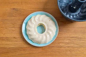 Grie&szlig;pudding auf einen Teller gest&uuml;rzt