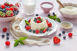 Gekühlten Grießpudding garnieren und servieren