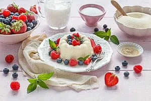 Gek&uuml;hlten Grie&szlig;pudding garnieren und servieren