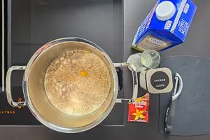 Milch, Sahne, Zuccker und ZItronenschalen aufkochen