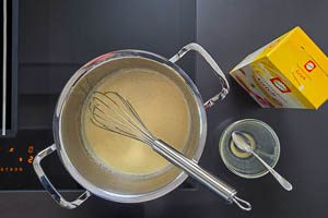Weichweizengrieß langsam in die Milch einrühren