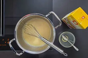 Weichweizengrie&szlig; langsam in die Milch einr&uuml;hren