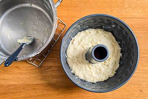 Form mit Grießpudding befüllen
