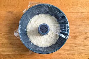 Grie&szlig;pudding mit Frischhaltefolile bedeckt kaltstellen