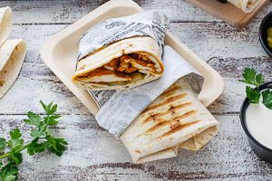 Shawarma mit Hähnchen warm servieren
