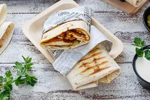 Shawarma mit H&auml;hnchen warm servieren