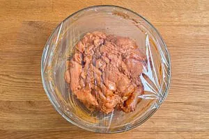 Fleisch und Marinade abgedeckt ziehen lassen