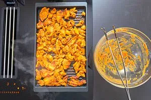 Fleisch auf einer Grillplatte oder in einer Grillpfanne braten