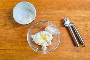 Griechischen Joghurt und Knoblauch verr&uuml;hren