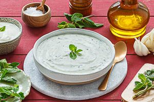 Joghurt-Minz-Dip servieren