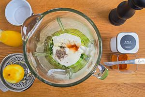 Alle Zutaten: Dill, Ingwer, Zitrone, Joghurt, Orangensaft, Salz und Pfeffer in den Mixer geben.