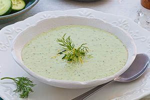 Fertig ist die kalte Gurkensuppe.