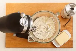 Butter, Vanille und Zucker verquirlen