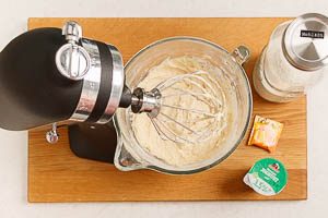 Mehl, Backpulver und Joghurt untermengen