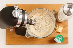 Mehl, Backpulver und Joghurt untermengen