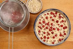 Mandelstifte &uuml;ber den Kuchenteig geben