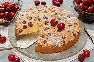 Kirschkuchen nach dem Abk&uuml;hlen mit Puderzucker verzieren und servieren