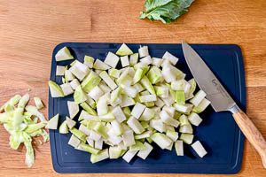 Kohlrabi sch&auml;len und w&uuml;rfeln